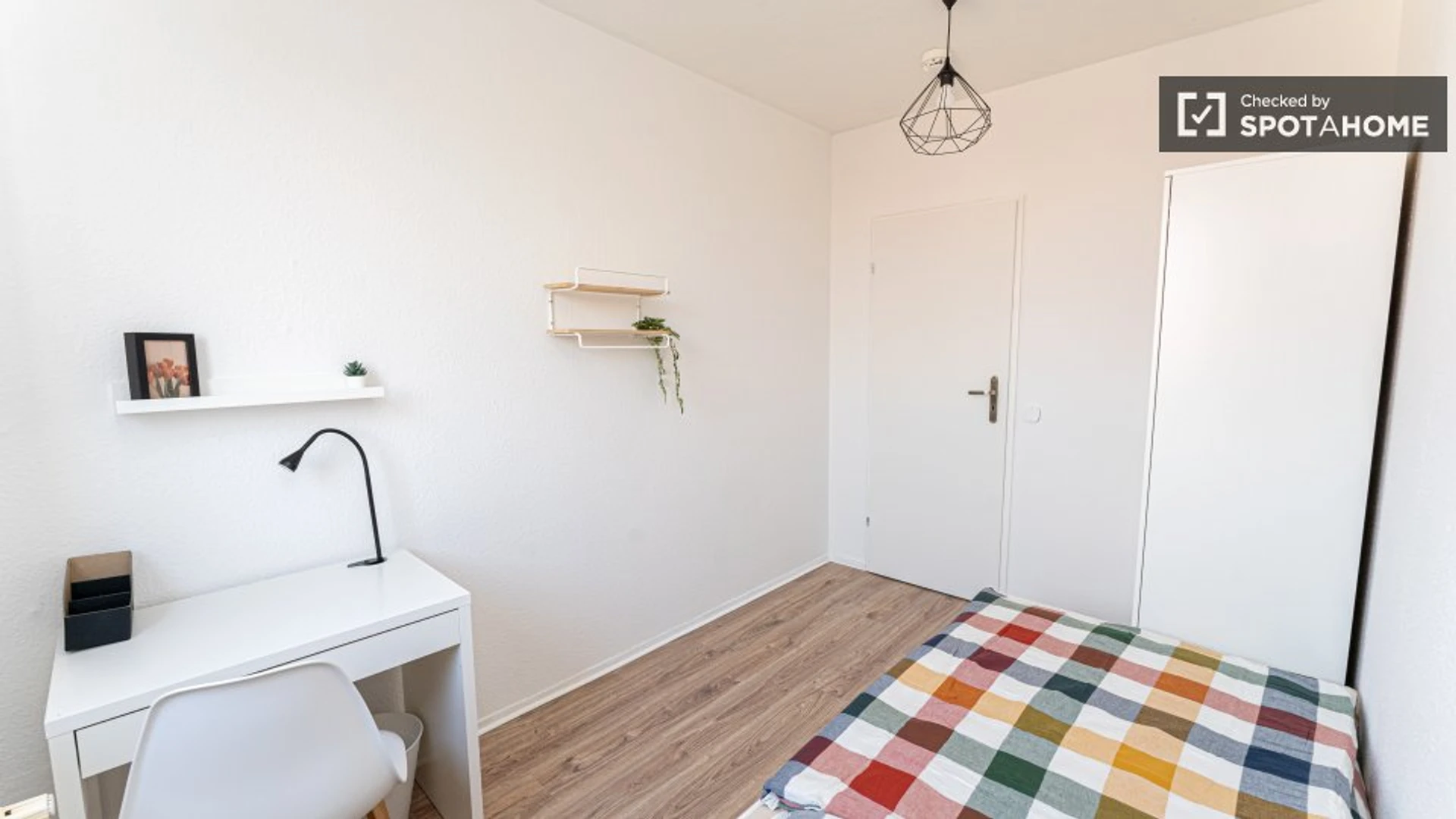 Studentenzimmer in  mit Arbeitsbereich und Gemeinschaftseinrichtungen
