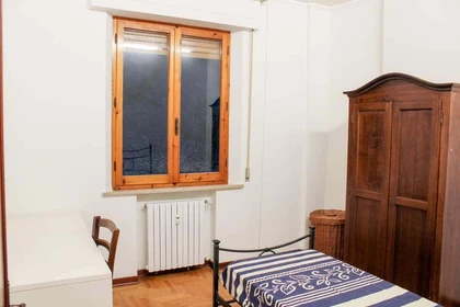 Quarto para alugar com cama de casal em Siena