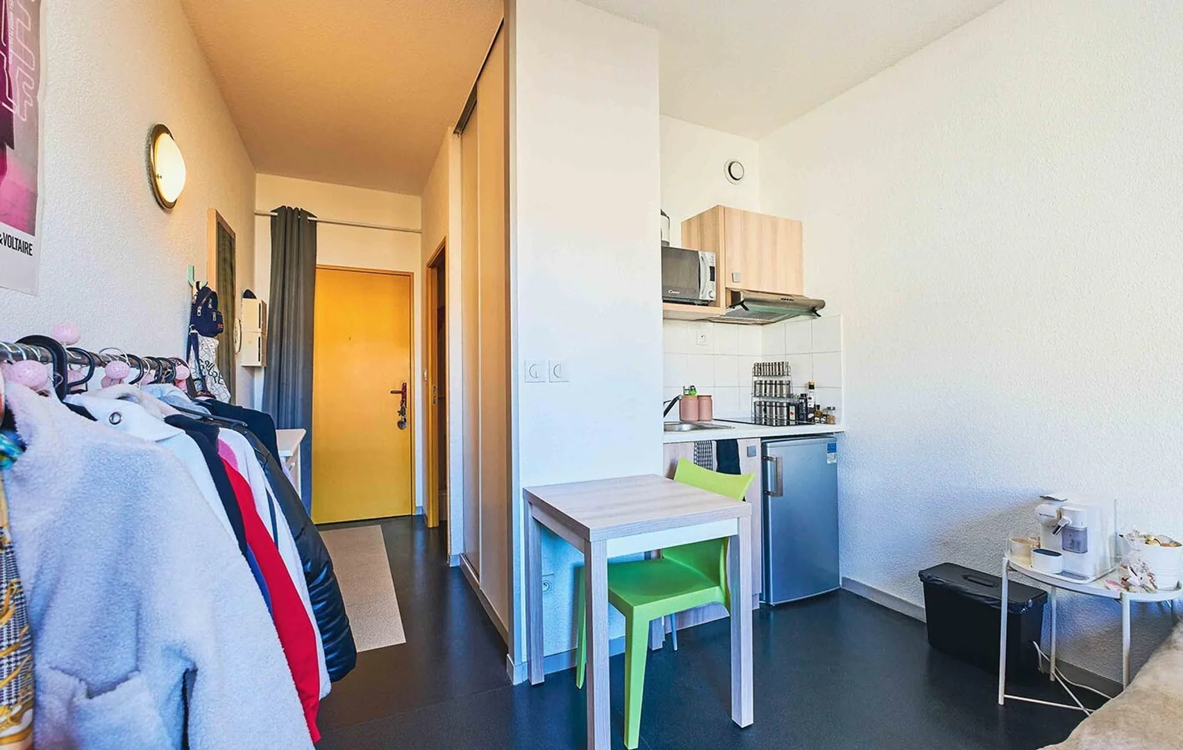Funktionelles Studentenzimmer perfekt zum Studieren in 