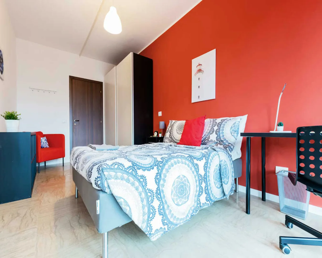 Quarto acessível para estudantes com iluminação ampla em 