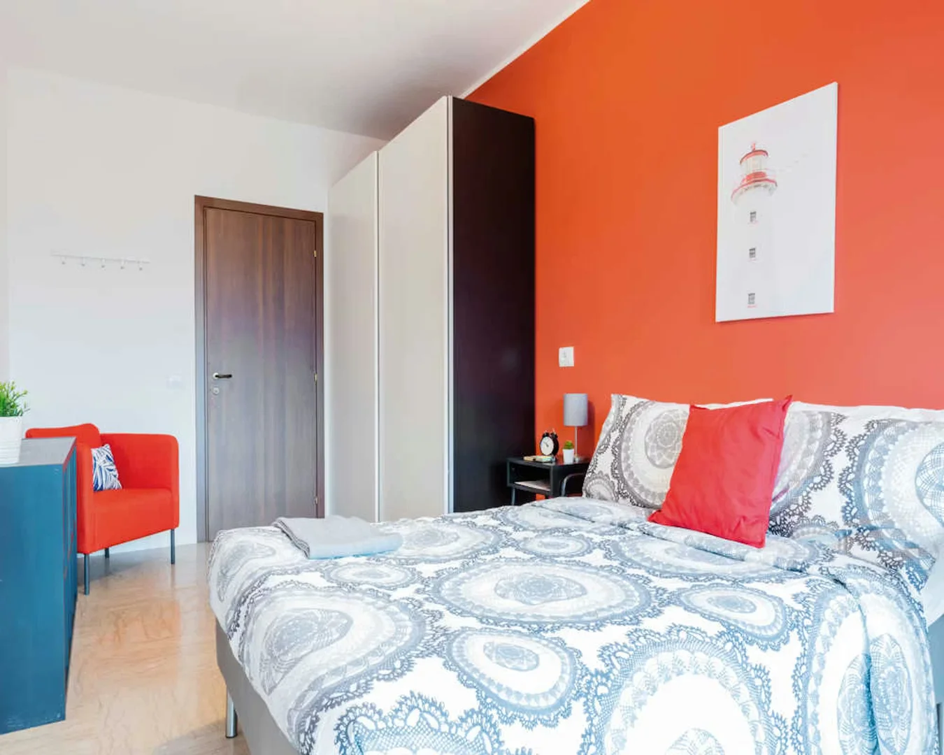 Quarto de estudante luminoso e arejado com acesso fácil à universidade em 
