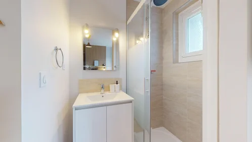 Quarto privado em 92 Rue de Blanzat, imagem 14 de 15