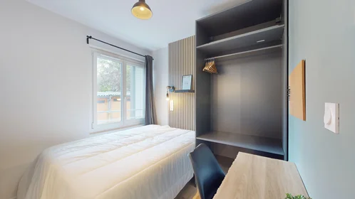 Quarto privado em 92 Rue de Blanzat, imagem 9 de 15