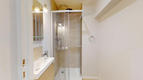 Quarto privado em 92 Rue de Blanzat, imagem 10 de 16