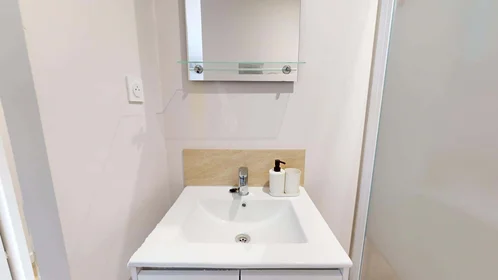 Private room at 92 Rue de Blanzat, 63100 Clermont-Ferrand, France, image 6 of 17