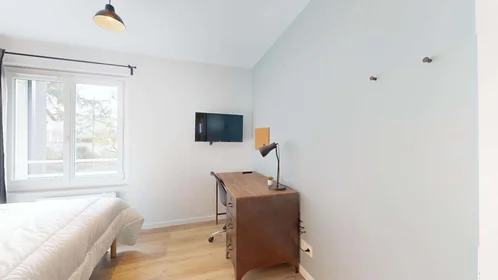Private room at 92 Rue de Blanzat, 63100 Clermont-Ferrand, France, image 8 of 17