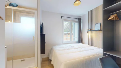 Private room at 92 Rue de Blanzat, 63100 Clermont-Ferrand, France, image 3 of 15