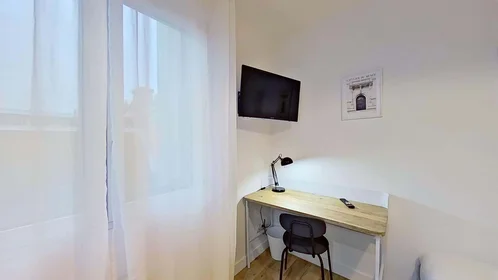 Quarto privado em 32 Rue Anatole France, 29200 Brest, France, imagem 6 de 24