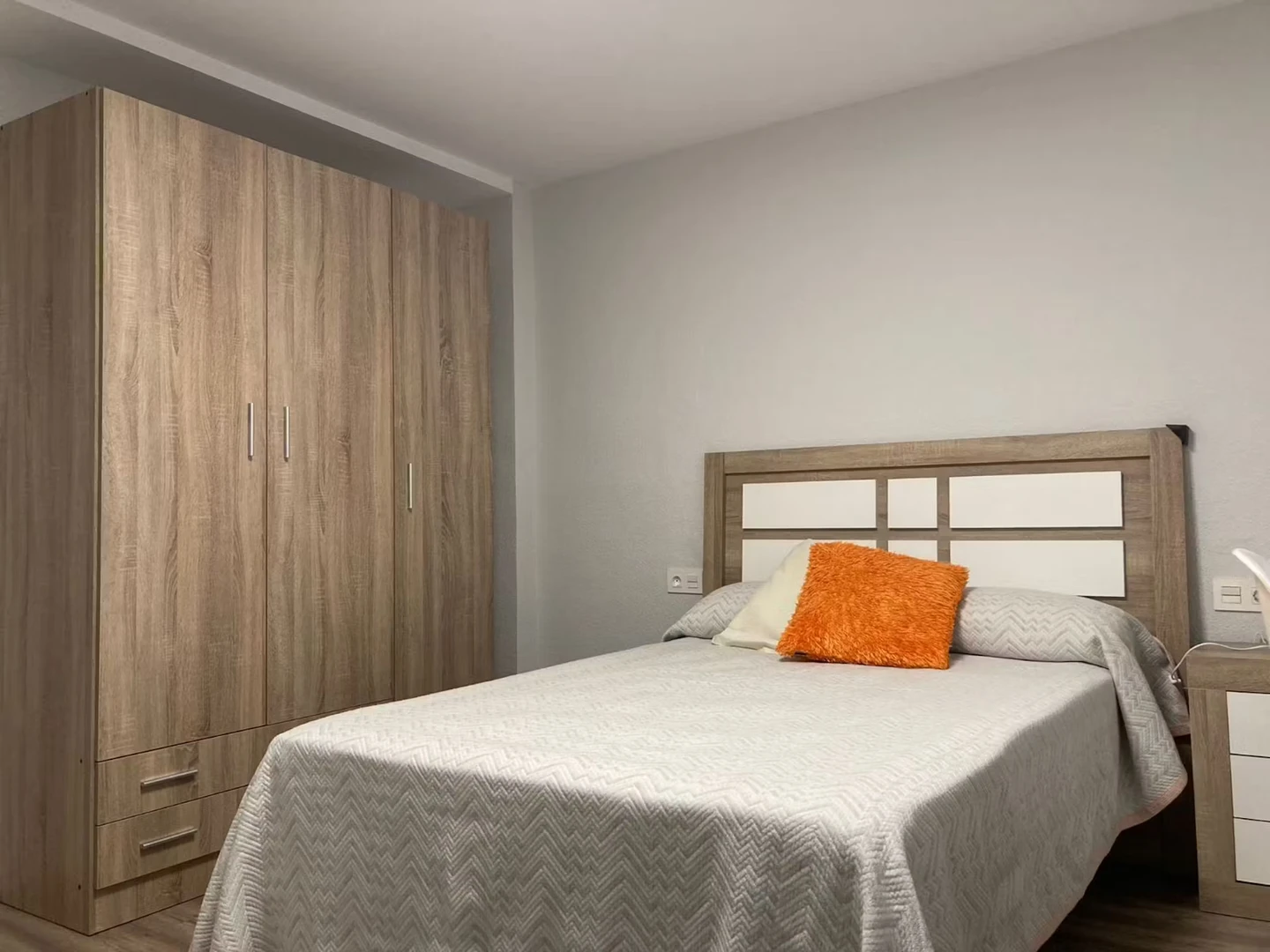 Renting rooms by the month in Elche