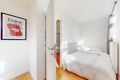 Renting rooms by the month in Schaerbeek