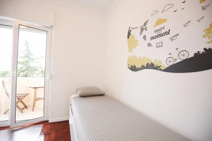 Bright private room in Carcavelos