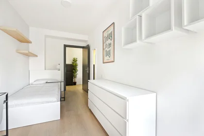 Quarto para alugar num apartamento partilhado em {area}