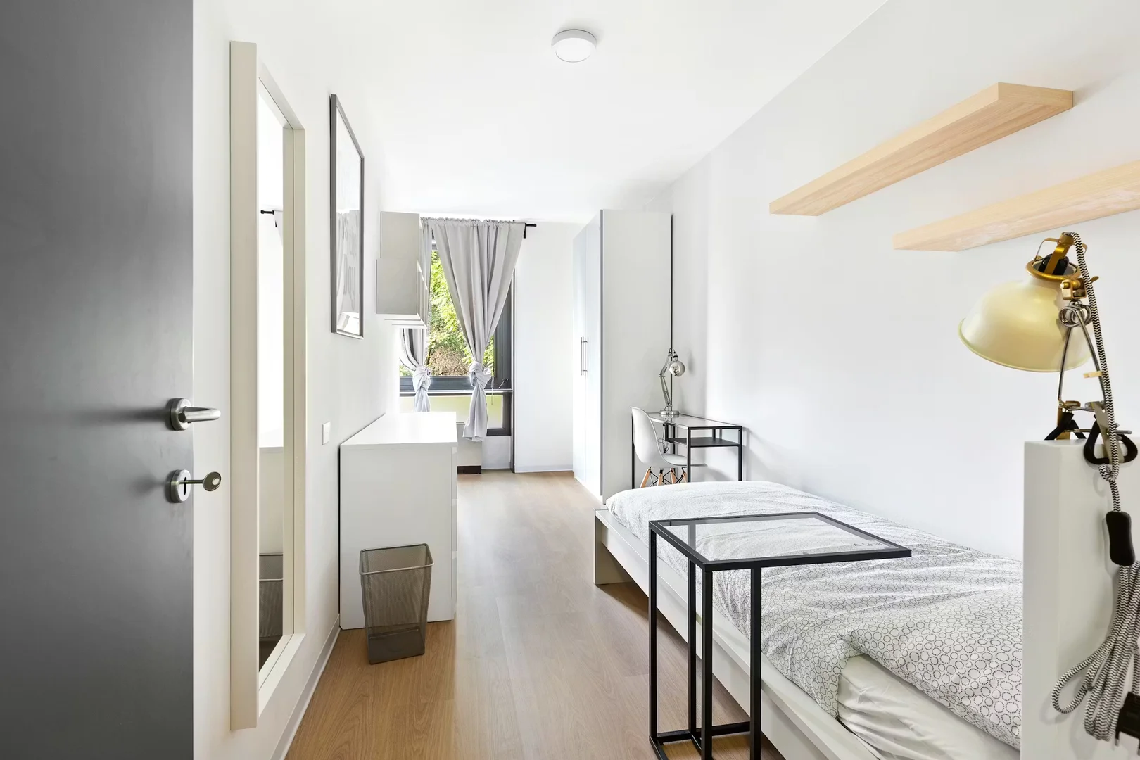 Quarto de estudante em  com área de estudo e instalações partilhadas