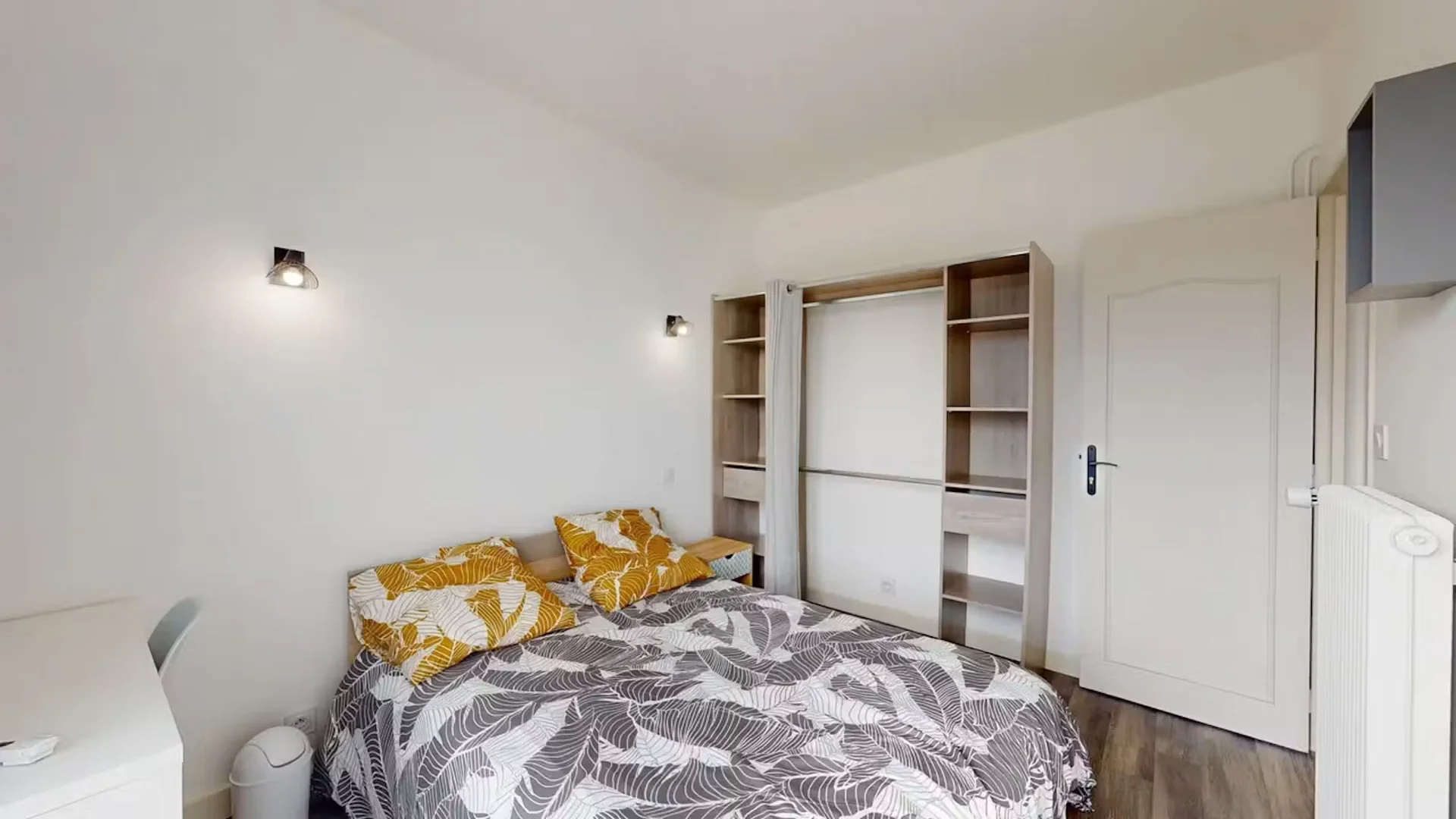 Habitación estudiantil funcional perfecta para estudiar en 