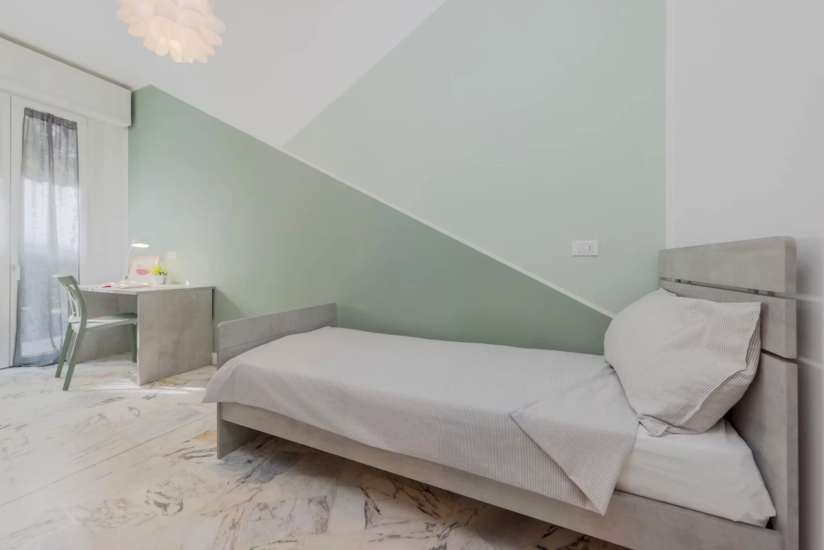 Quarto de estudante confortável e espaçoso em