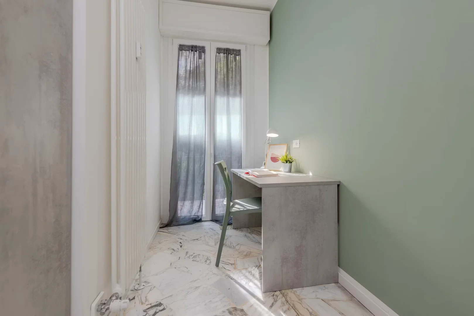 Quarto de estudante em com área de estudo e instalações partilhadas