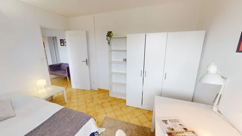 Quarto para alugar com cama de casal em Montpellier