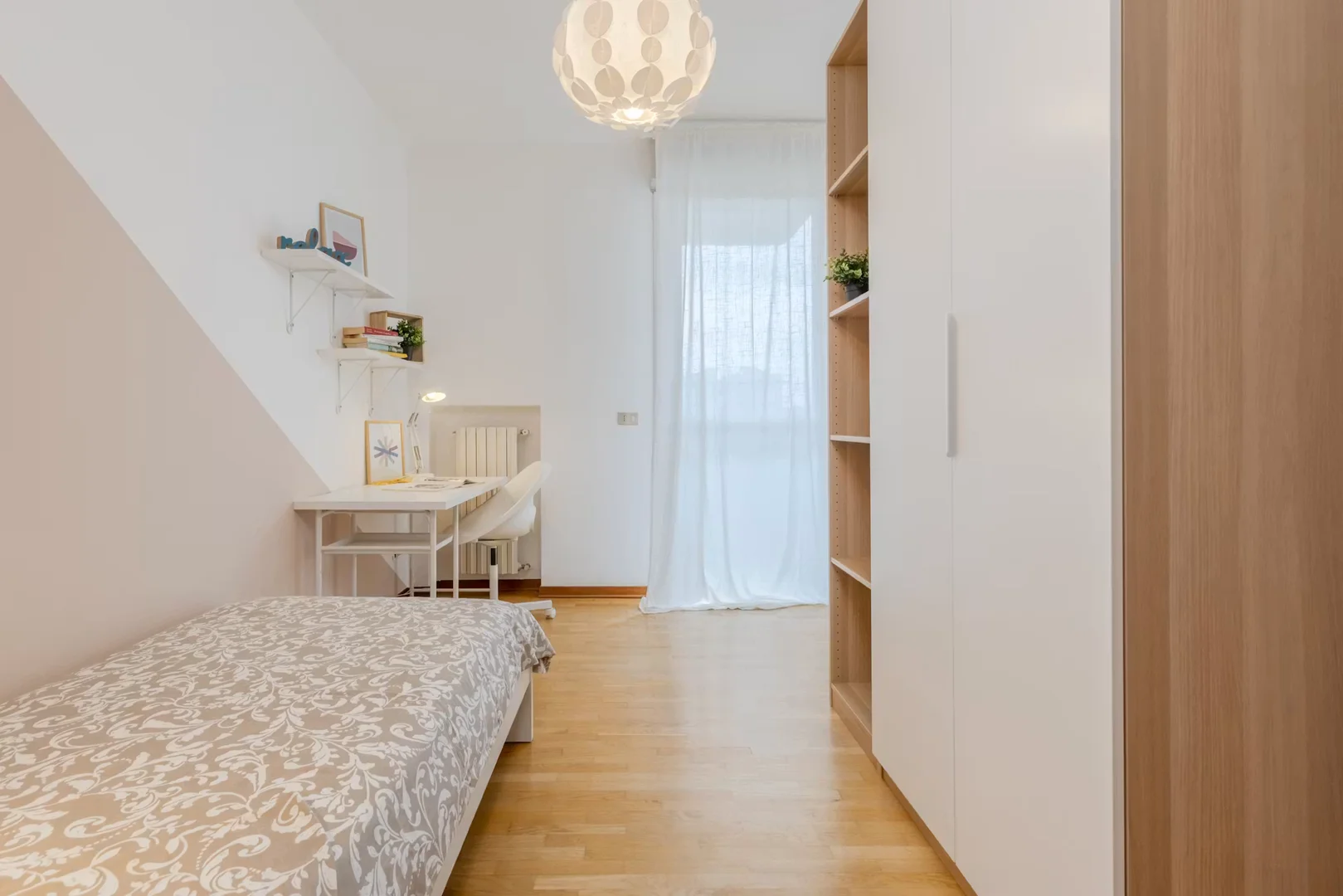 Chambre abordable pour les étudiants avec un bon éclairage dans 