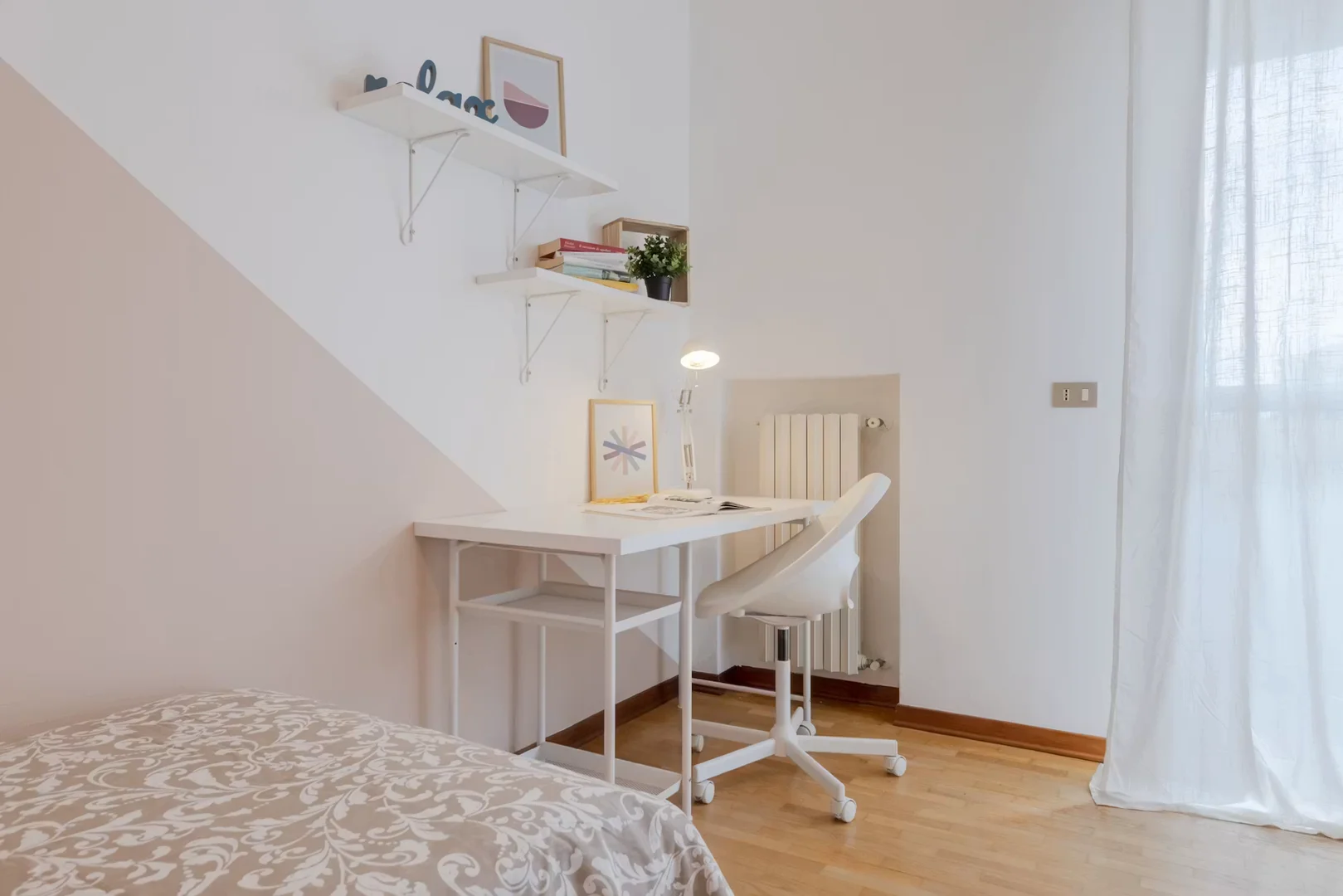 Chambre abordable pour les étudiants avec un bon éclairage dans 