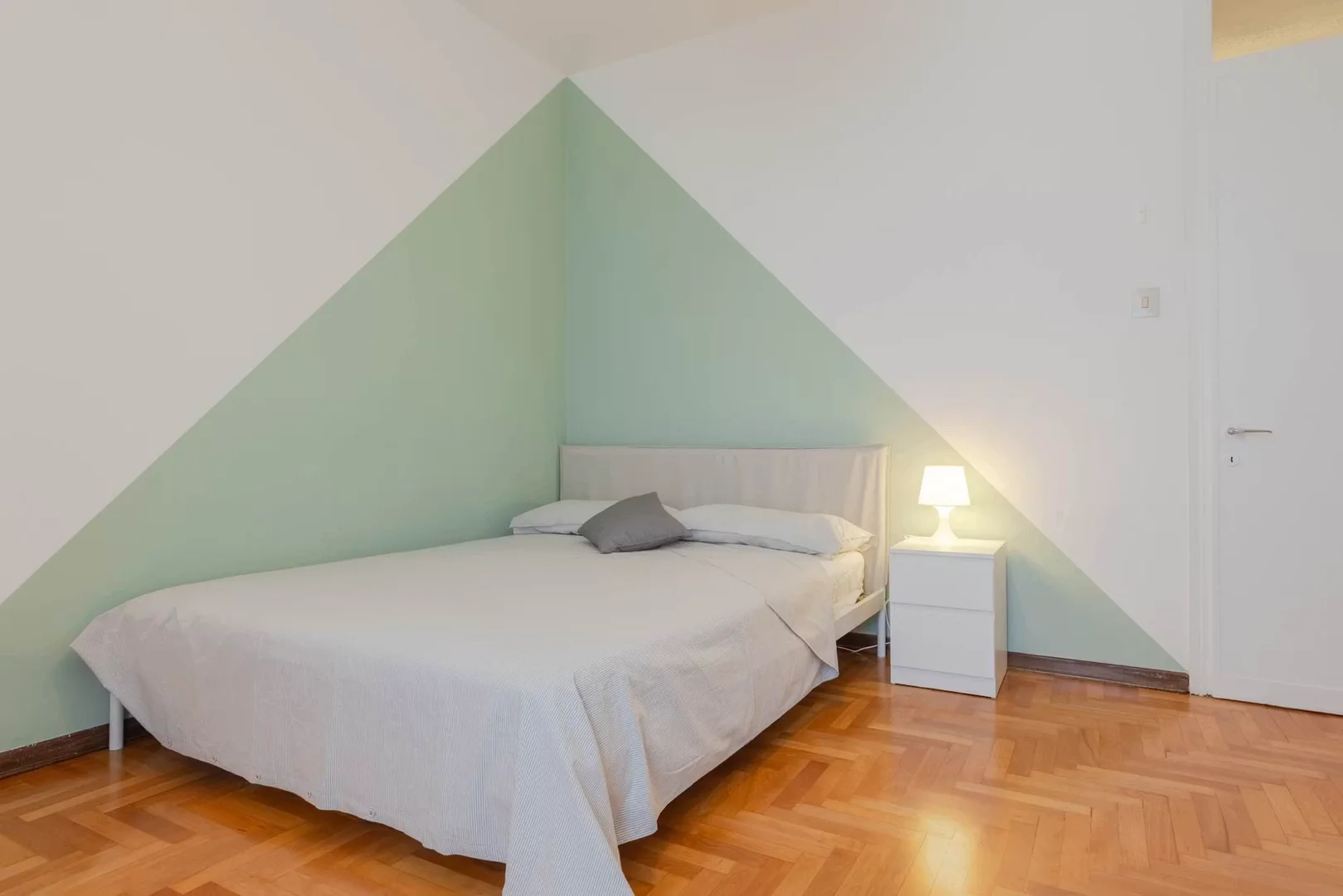 Affordable room for students with ample lighting in 