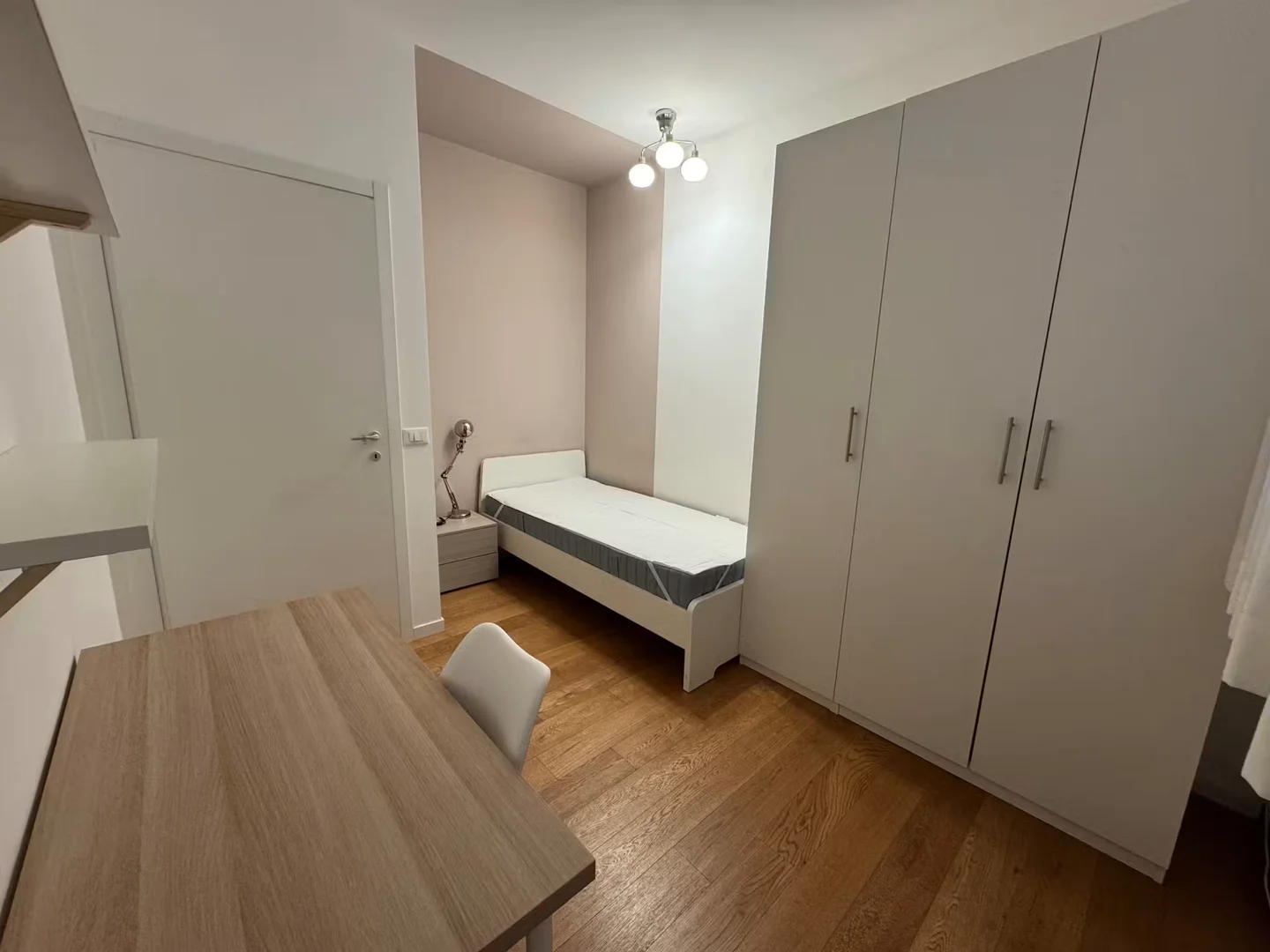 Chambre abordable pour les étudiants avec un bon éclairage dans 