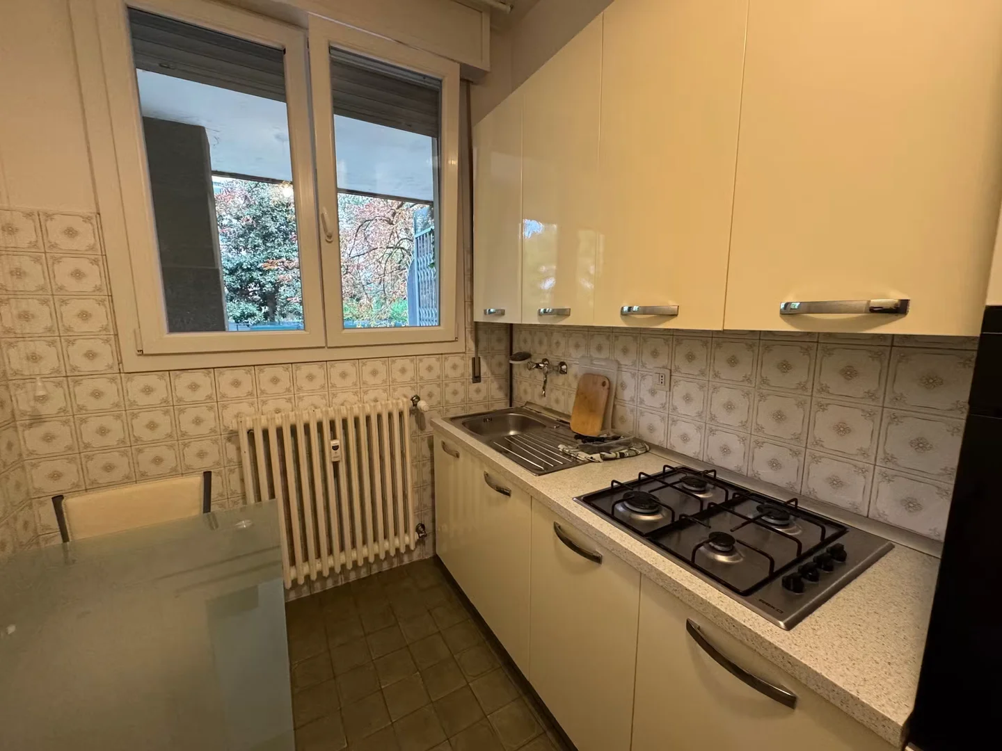 Chambre d'étudiant à  avec espace d'étude et installations communes