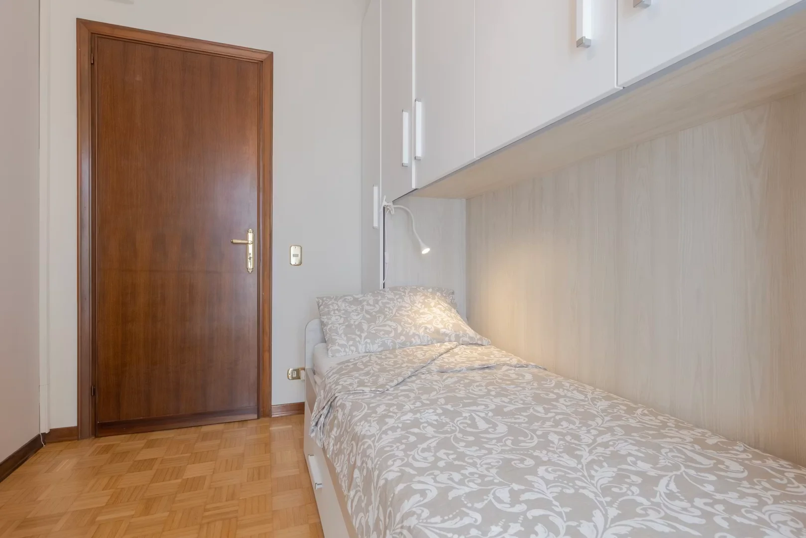 Bright and airy student room with easy university access in 
