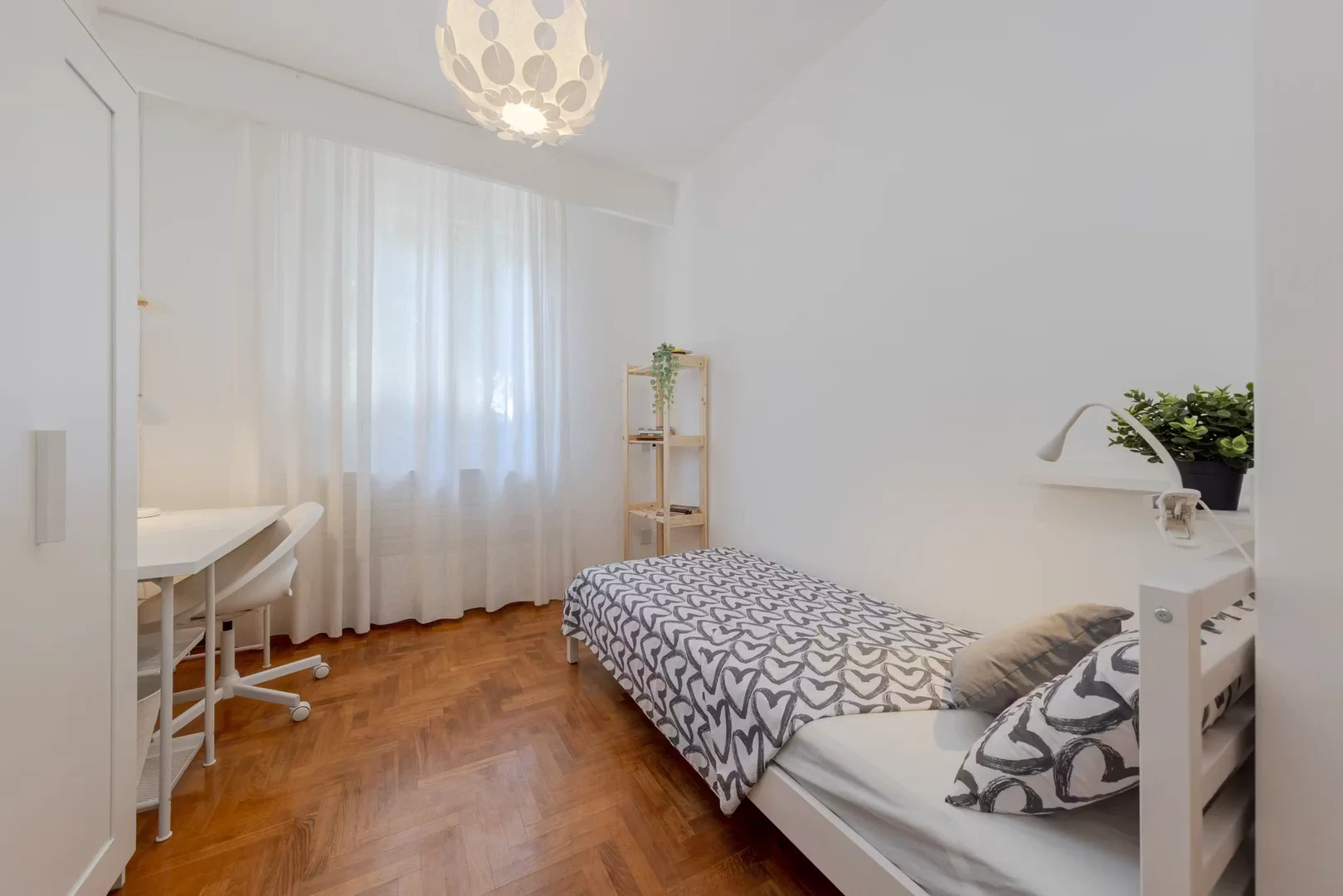Bright and airy student room with easy university access in 