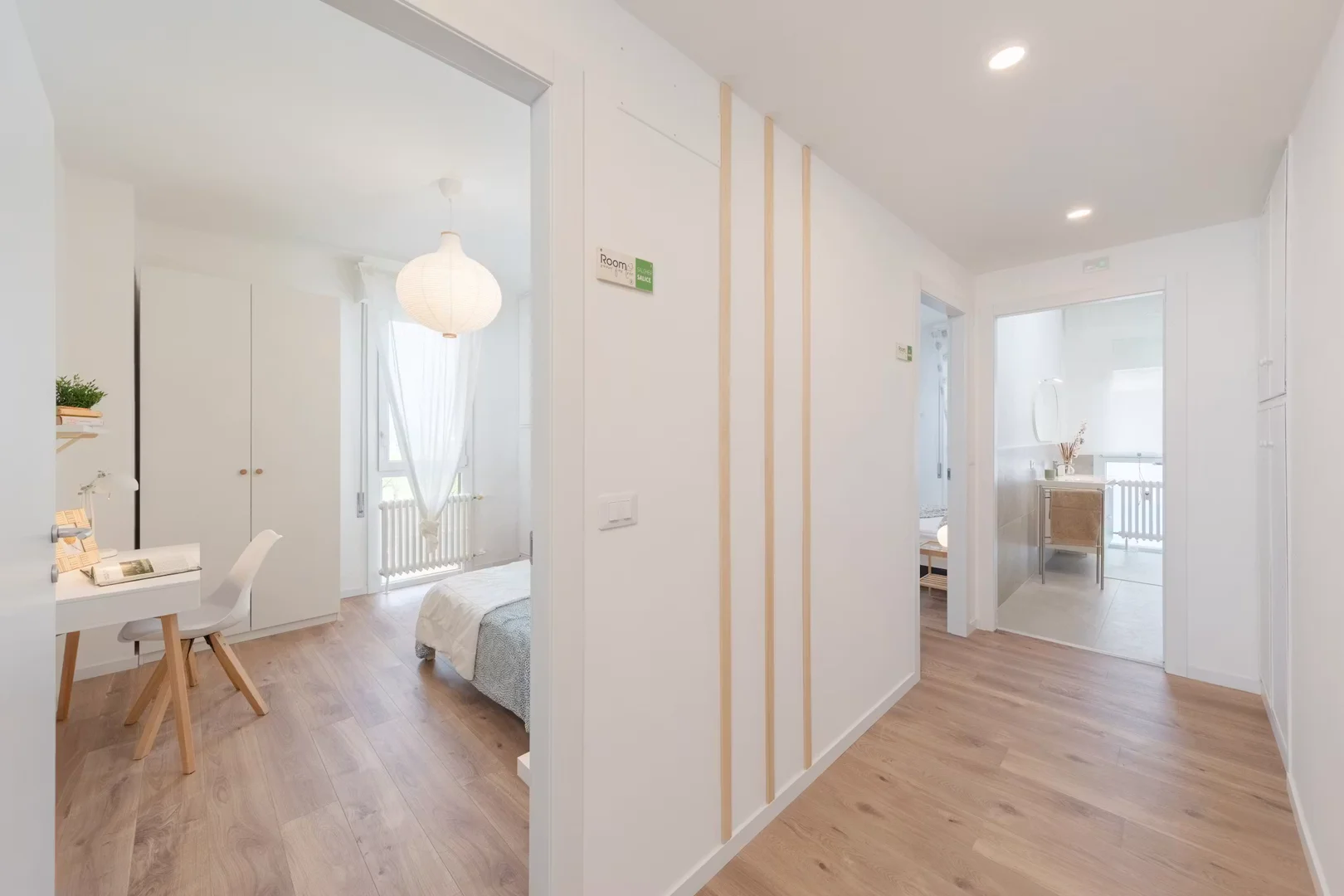 Habitación estudiantil funcional perfecta para estudiar en 