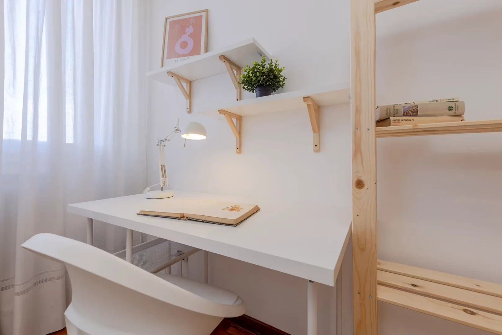 Chambre abordable pour les étudiants avec un bon éclairage dans 