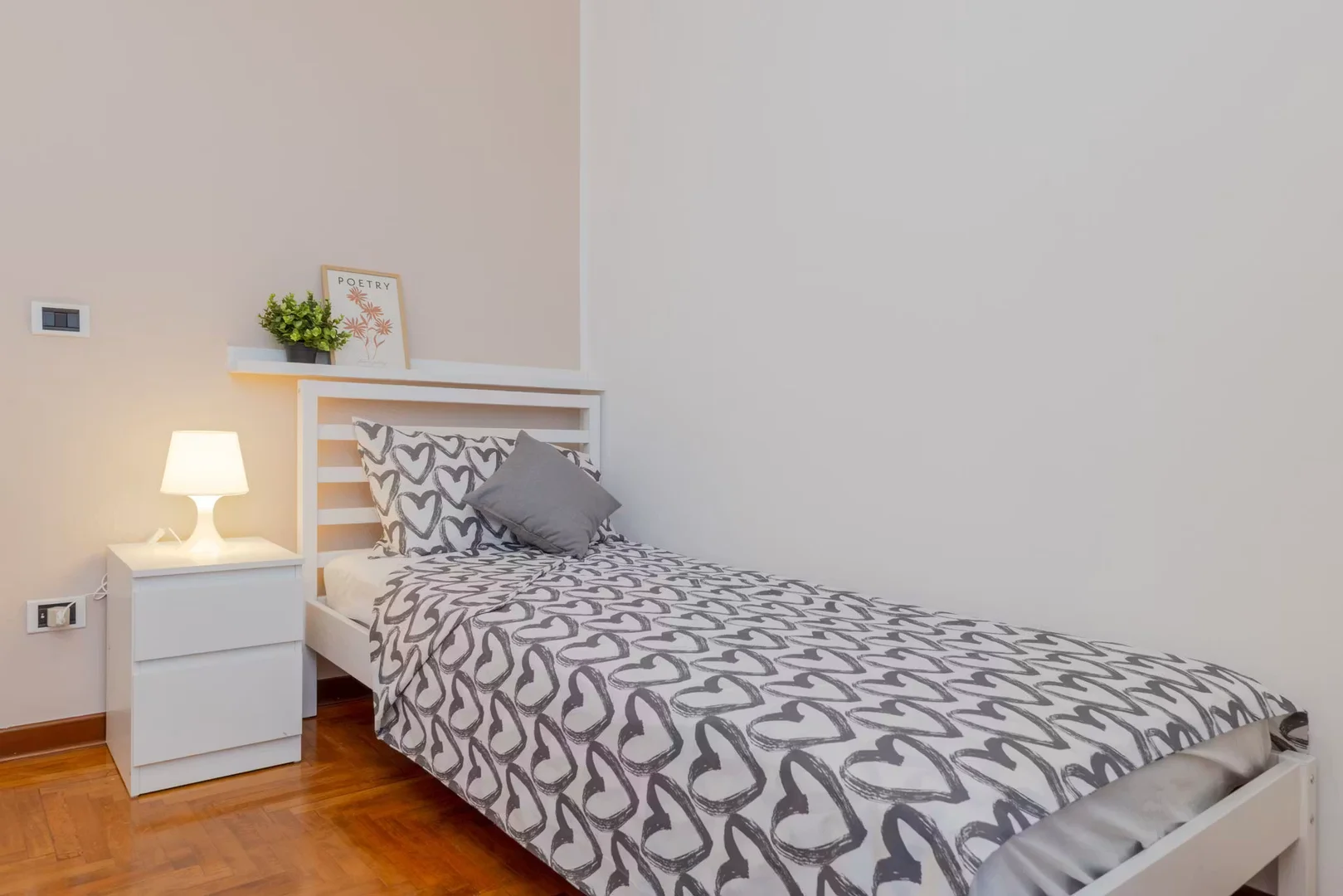 Chambre d'étudiant à  avec espace d'étude et installations communes