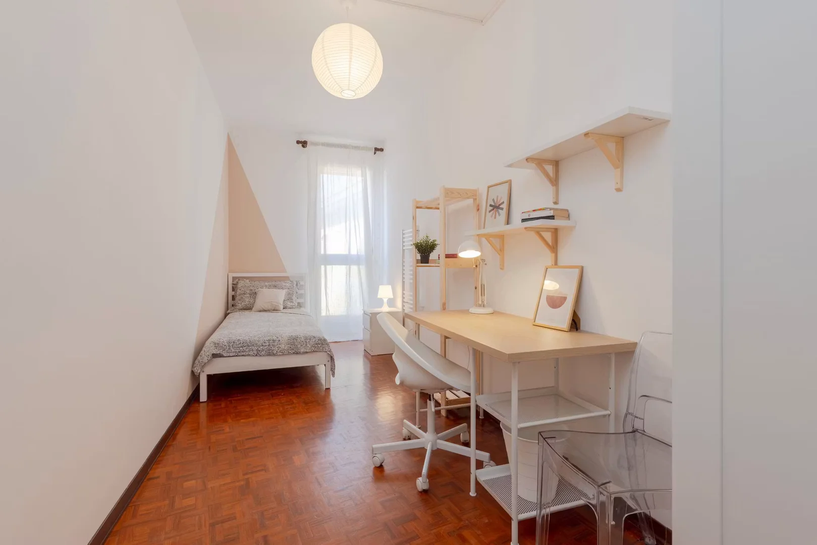 Habitación estudiantil funcional perfecta para estudiar en