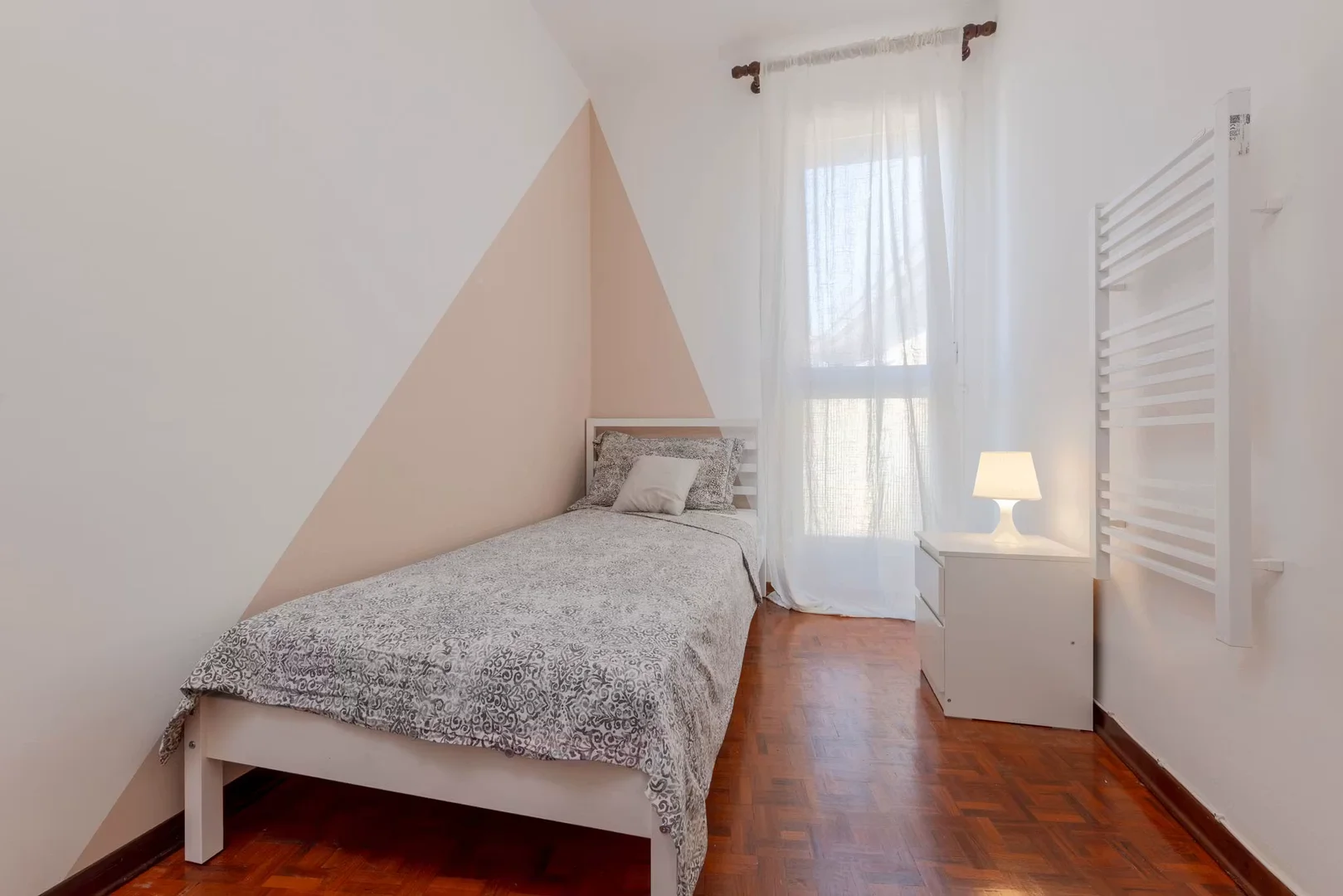 Habitación asequible para estudiantes con buena iluminación en