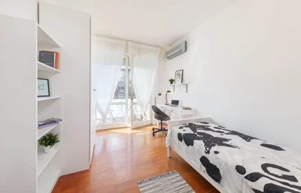 Bright private room in {area}