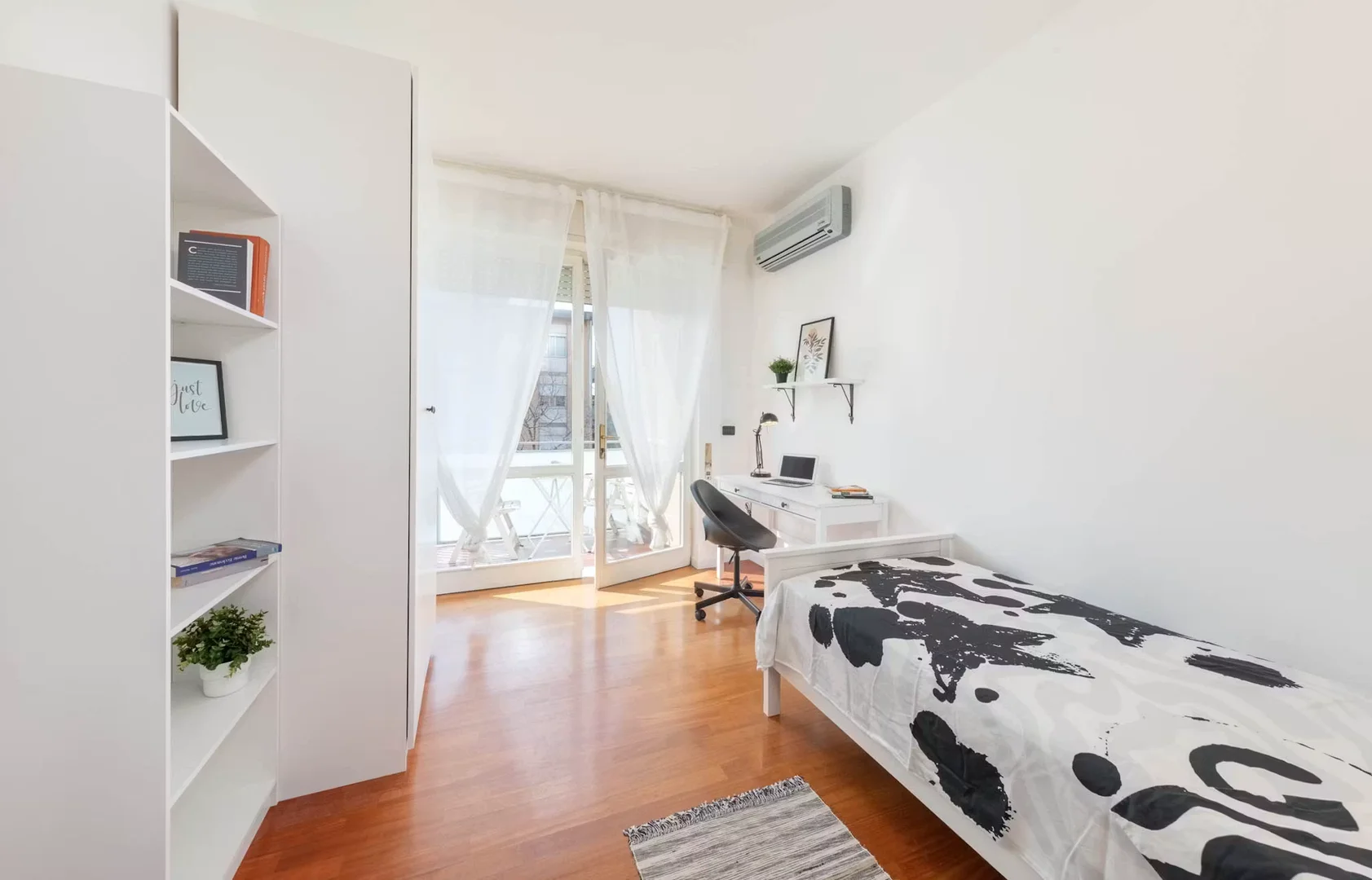 Economical student room with convenient location in 