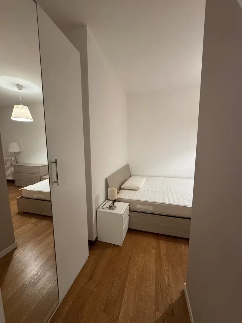 Bright and airy student room with easy university access in 