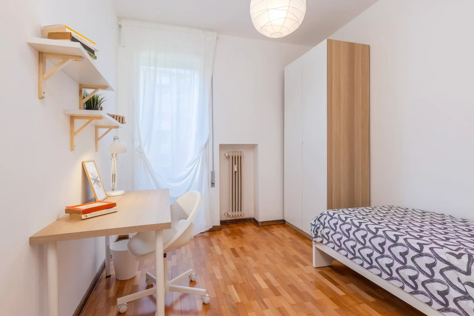 Functional student room perfect for studying in 