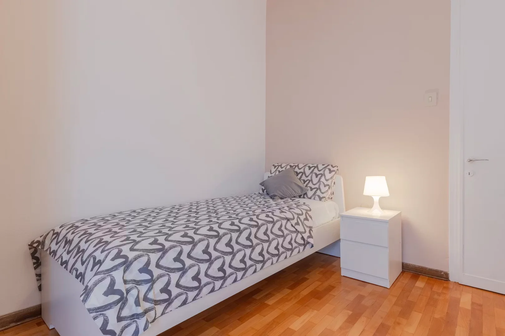 Functional student room perfect for studying in 