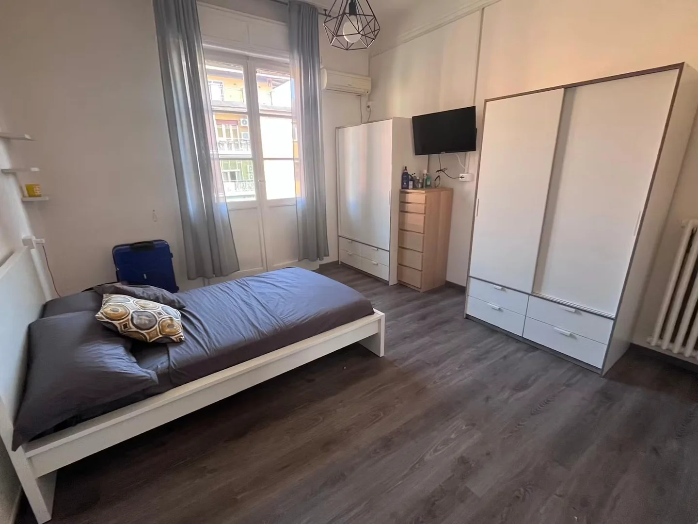 Habitación estudiantil amplia y cómoda en 