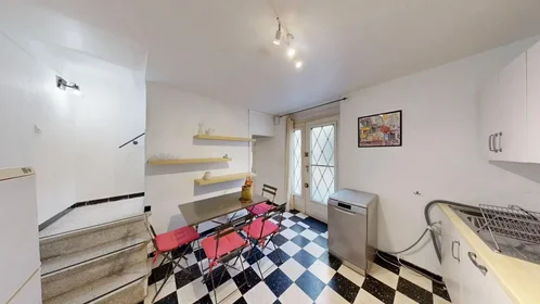 Dairenin tamamı konumu Rue Saint-Guillaume, Centre Ville, 8 10 görüntüsü