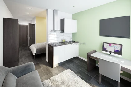 Quarto barato em Newcastle-under-lyme