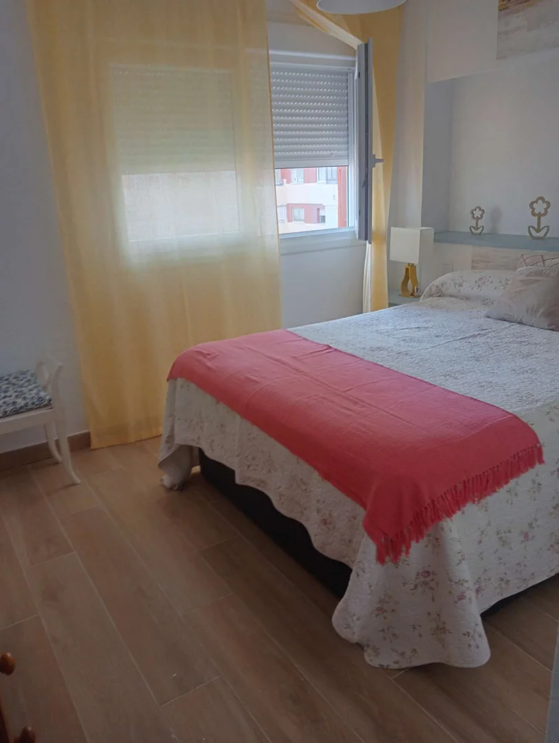 Habitación estudiantil amplia y cómoda en 