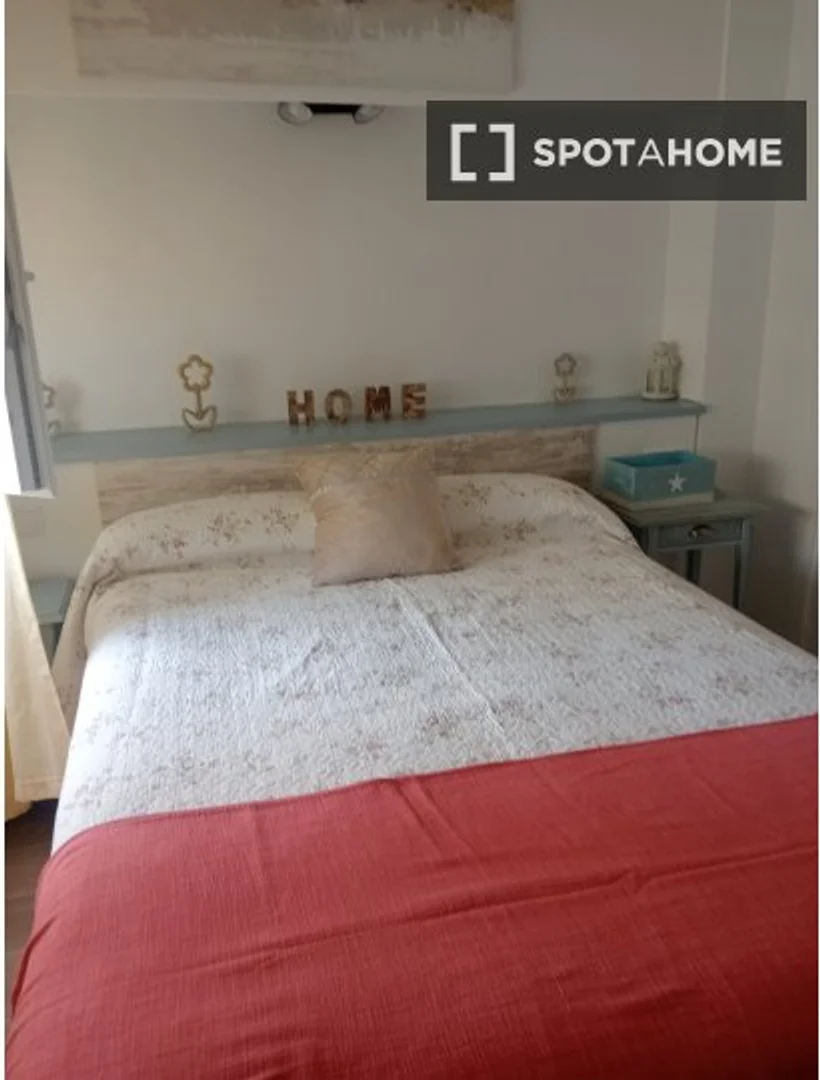 Habitación en apartamento estudiantil en alquiler en , completamente amueblado