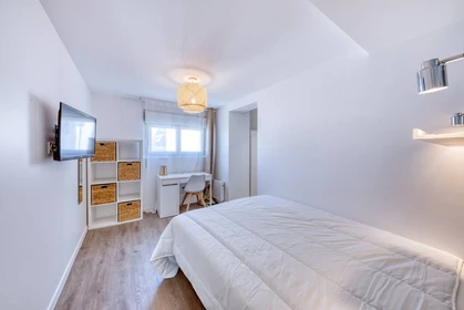 Chambre à louer avec lit double Antibes