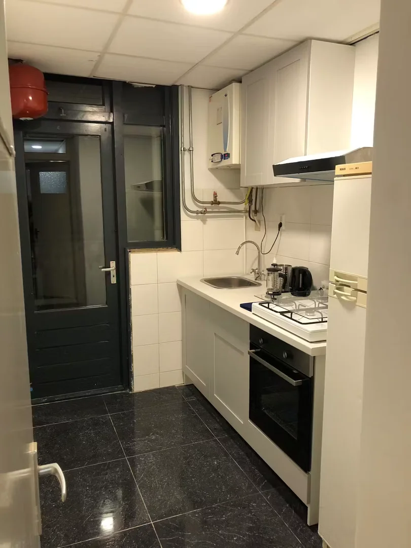 Habitación acogedora para estudiantes disponible en 