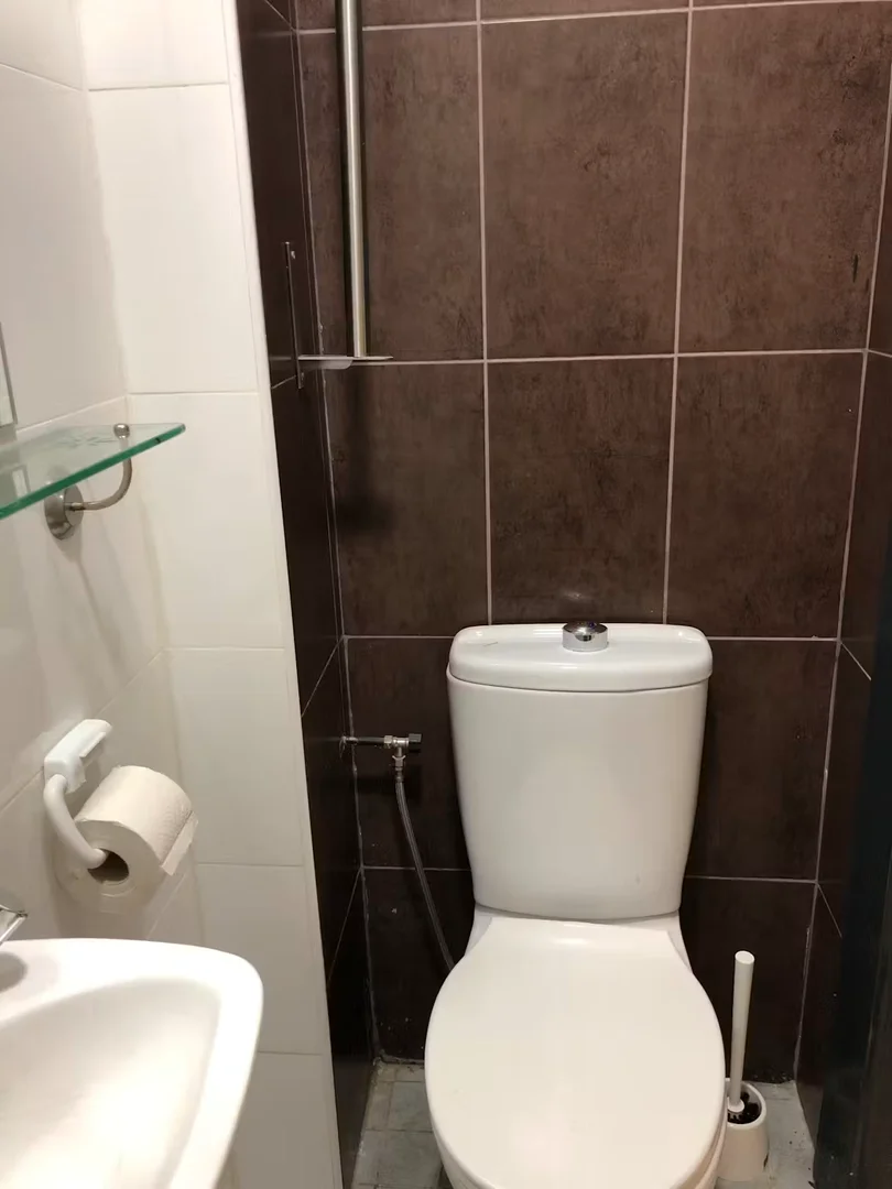 Habitación acogedora para estudiantes disponible en 