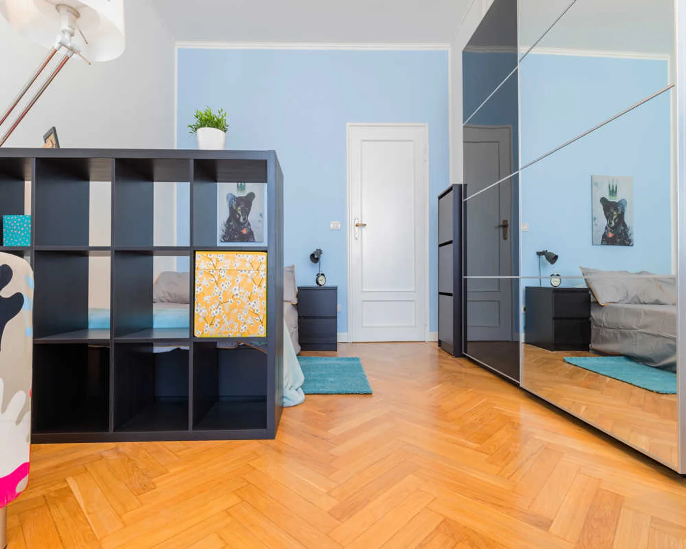 Habitación estudiantil luminosa y aireada con fácil acceso a la universidad en