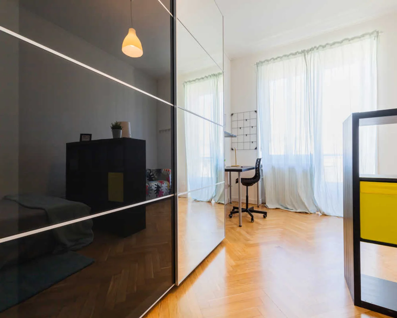 Habitación estudiantil funcional perfecta para estudiar en