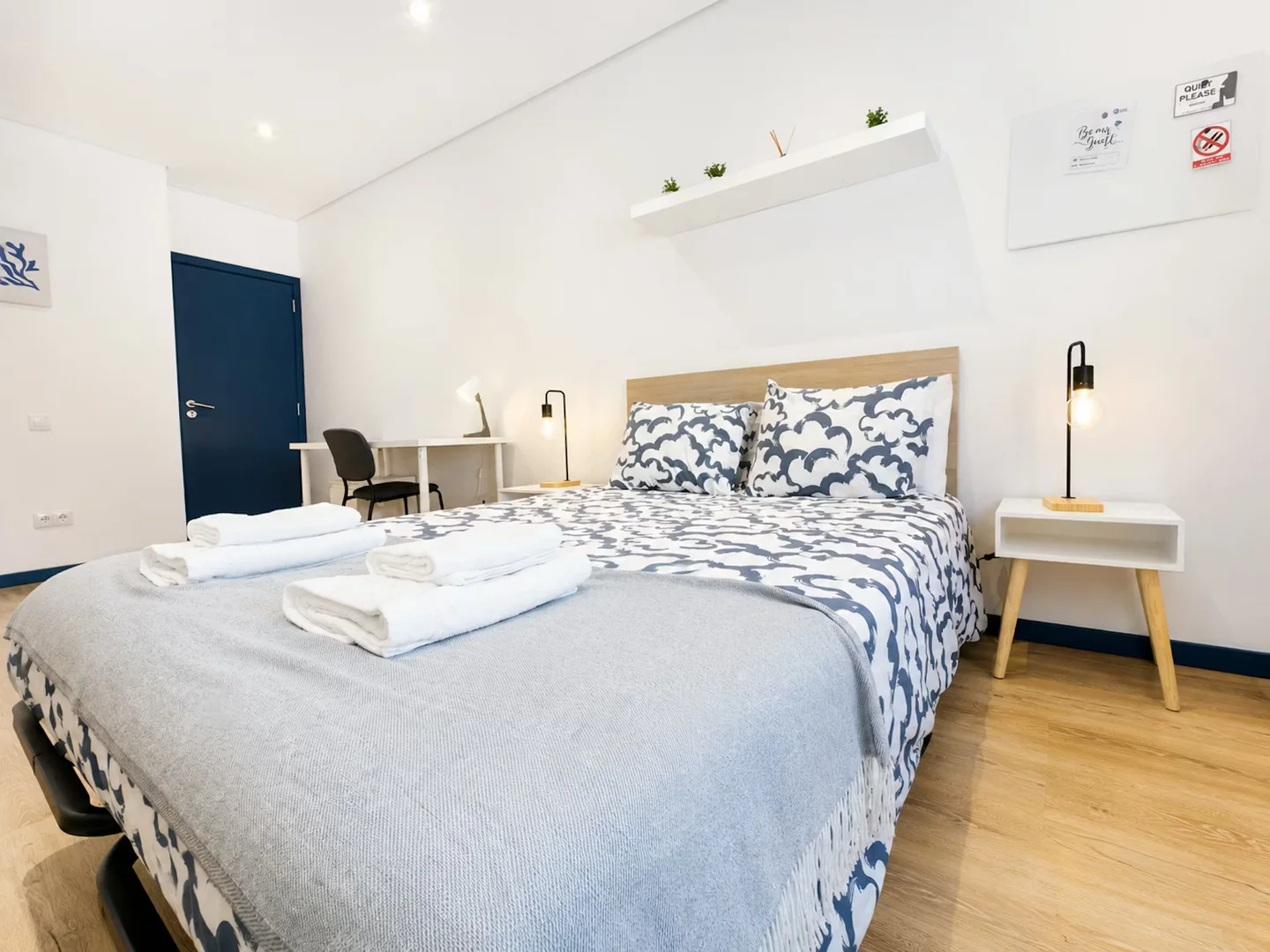 Studentenzimmer in  mit Arbeitsbereich und Gemeinschaftseinrichtungen
