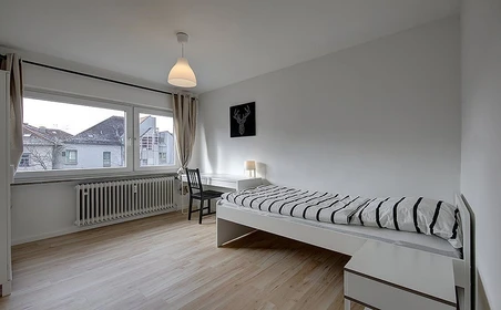 Stuttgart de ortak bir dairede kiralık oda